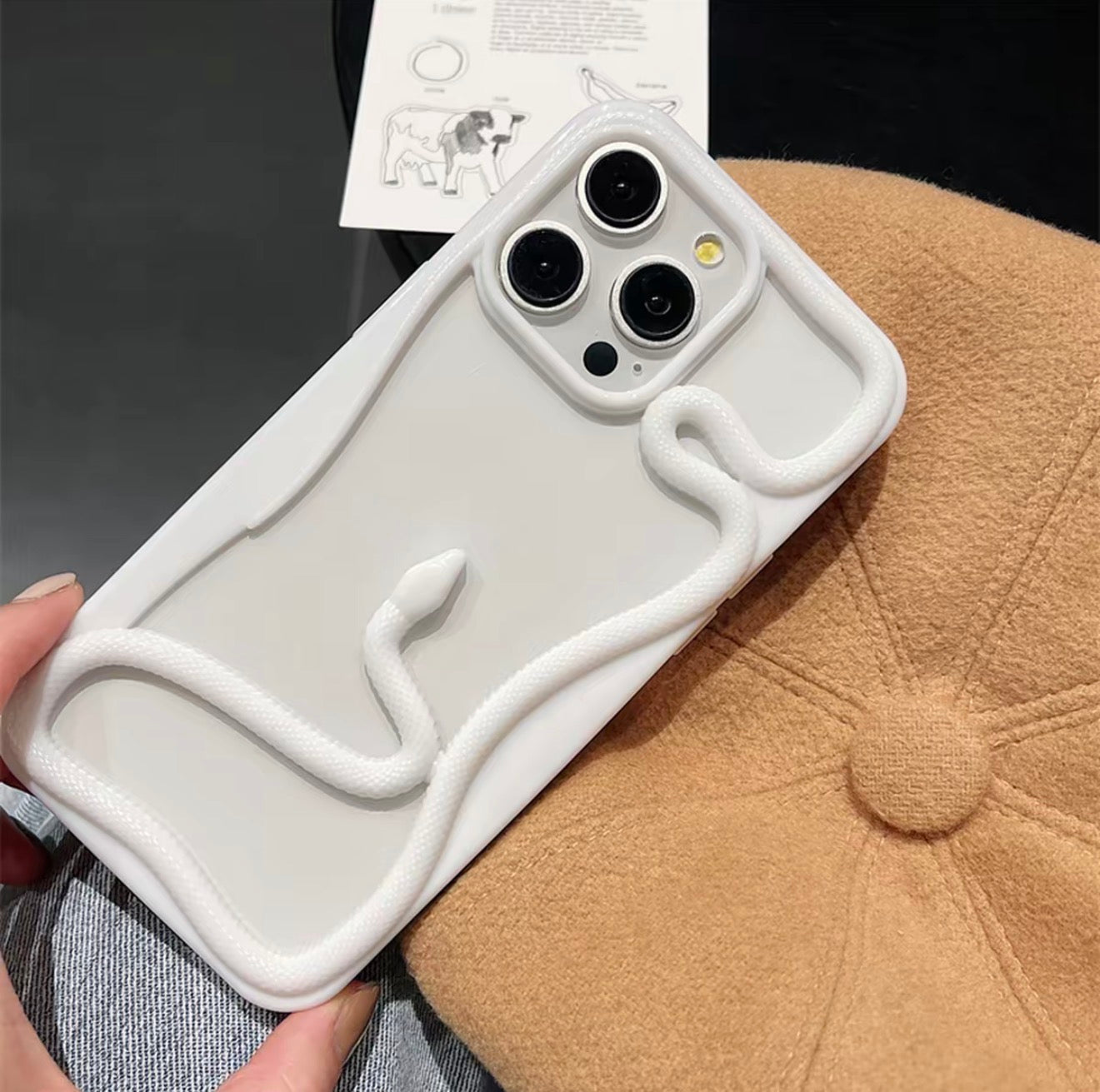 Cute Snake Cutout Case – iPhone 16/15/13/12 Trend Style