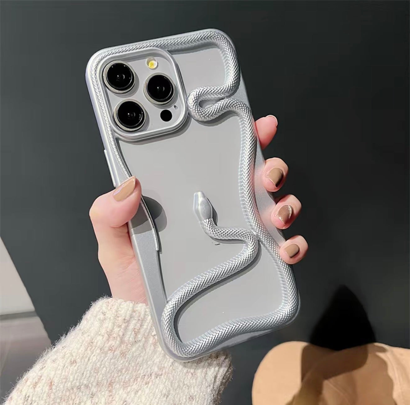 Cute Snake Cutout Case – iPhone 16/15/13/12 Trend Style