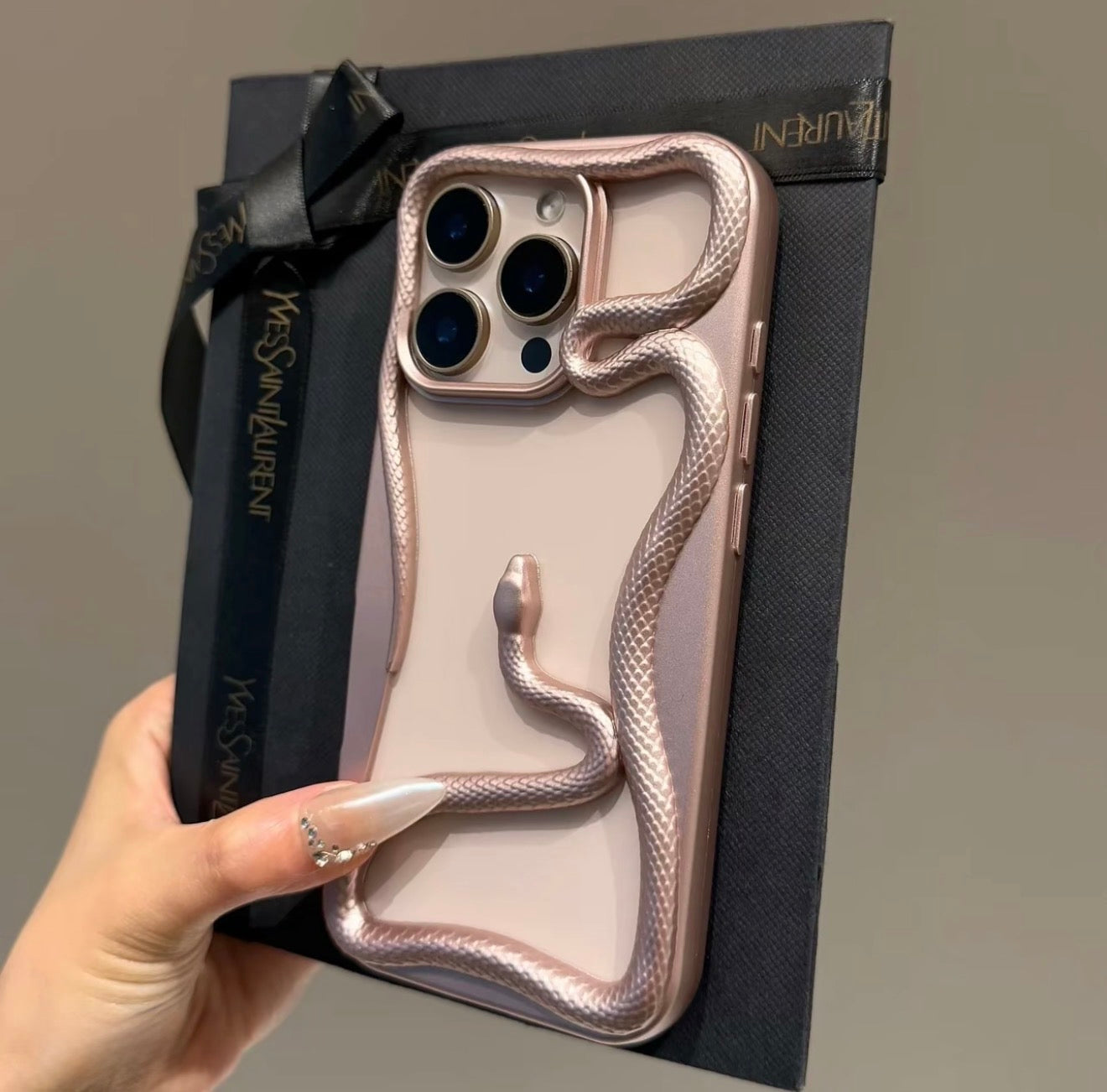 Cute Snake Cutout Case – iPhone 16/15/13/12 Trend Style